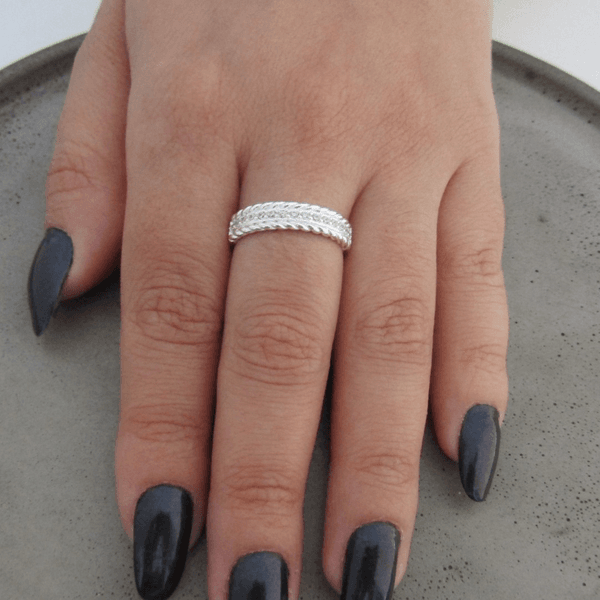 ANEL ARO MINI FOLHAS COM 1 FILEIRA DE ZIRCÔNIAS NA COR CRISTAL NO CENTRO