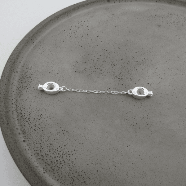 TRAVA DE SEGURANÇA FORMATO OVAL DE COROA COM ZIRCÔNIA E CORRENTE PARA PULSEIRA DE BERLOQUES