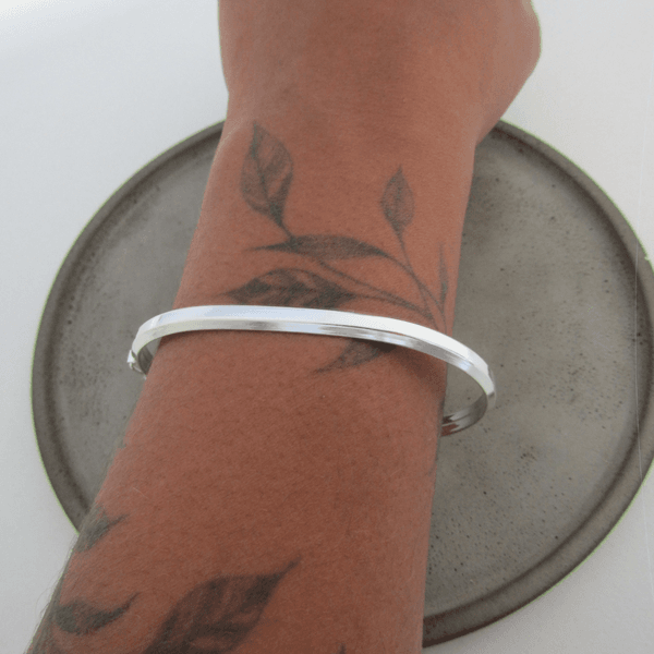 Bracelete Fio Quadrado Chanfrado Nas Laterais 