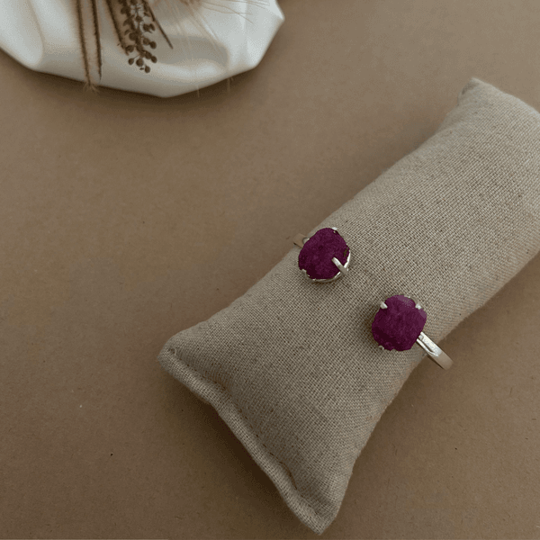 BRACELETE REGULÁVEL COM 2 PEDRAS NATURAIS BRUTA RUBI