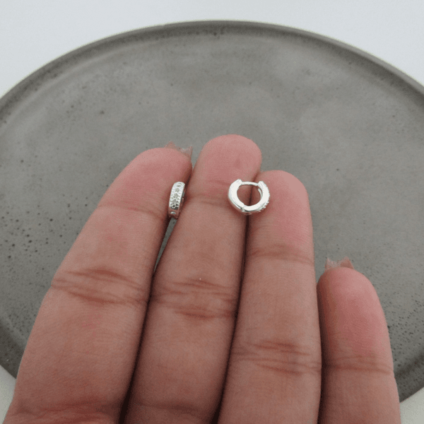 ARGOLINHA PEQUENA FIO ARRED COM MINI ZIRCÔNIA DE CLICK