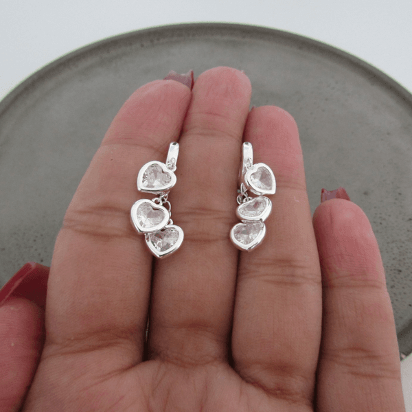 ARGOLINHA COM 3 CORAÇÕES DE ZIRCÔNIA NA COR CRISTAL PENDURADOS DE CLICK 