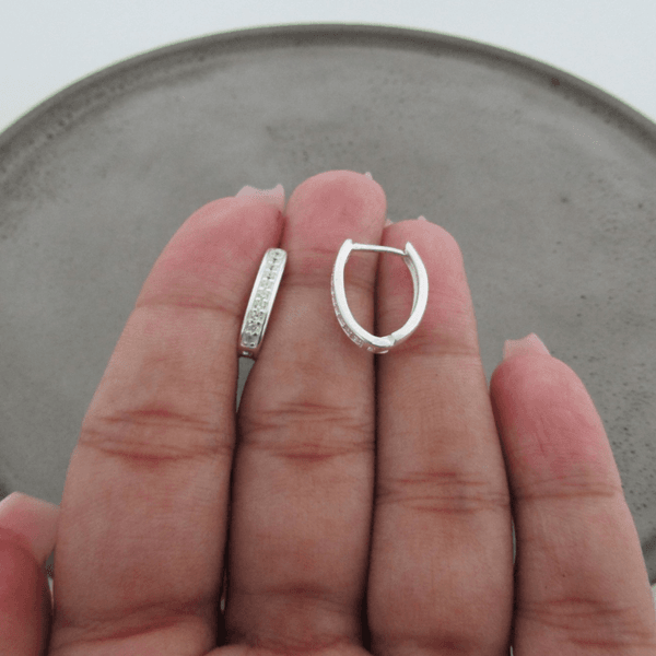 ARGOLA OVAL CRAVEJADA GRANDE DE CLICK