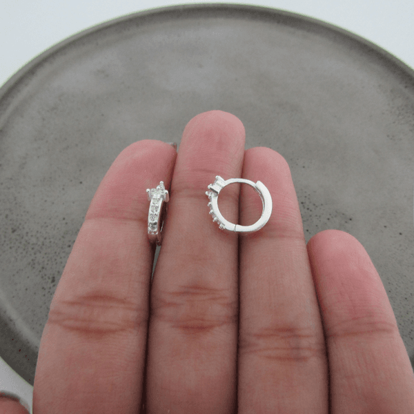 Argolinha 12mm Com Zirconias Cristal Fio Quadrado De Click