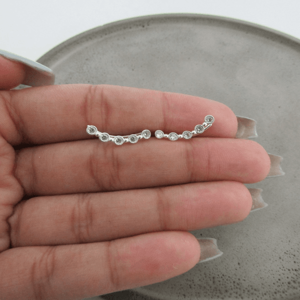 EARCUFF COM 5 ZIRCÔNIAS CRISTAL ENFILEIRADOS FIO CURVADO DE GANCHO