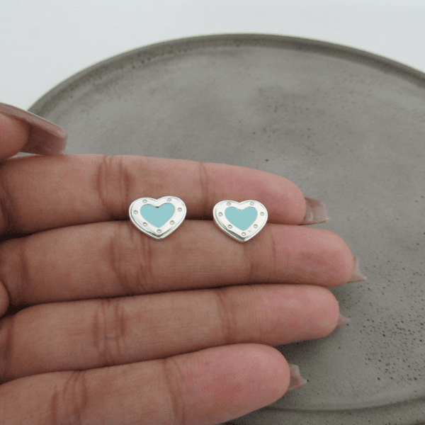 BRINCO CORAÇÃO TIFFANY AZUL RESINADO BORDA PONTINHOS DE TARRAXA