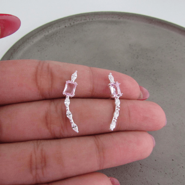 BRINCO EAR CUFF COM 1 ZIRCÔNIA RETANGULAR MÉDIA DE COR ROSA E 4 ZIRCÔNIAS NAVETE NO CRISTAL 