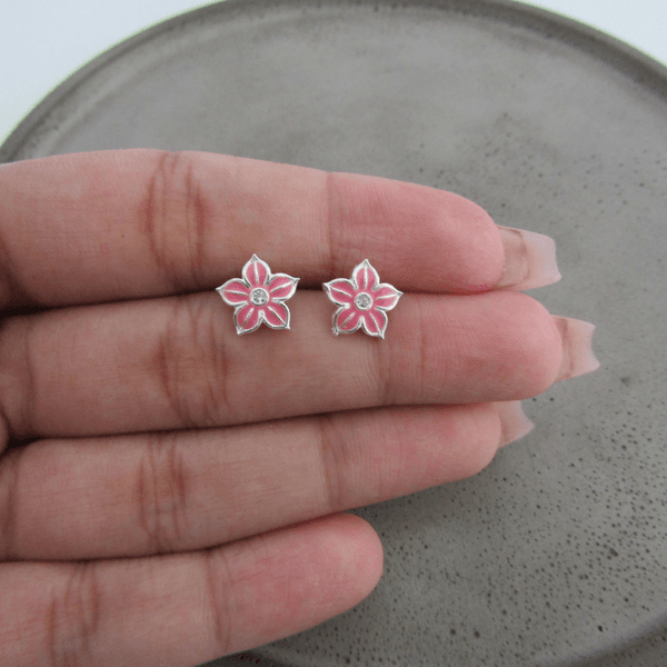 BRINCO FLOR 5 PÉTALAS RESINADAS ROSA MIOLO ZIRCÔNIA DE TARRAXA