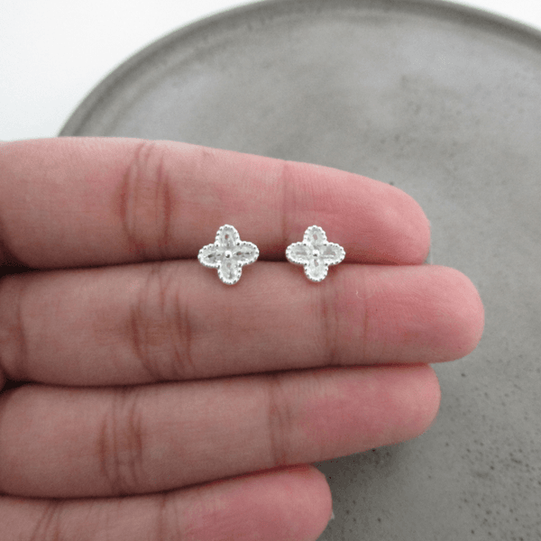 Brinco Trevo 4 Folhas Trabalhado Pontinhos Detalhes Em Zirconia