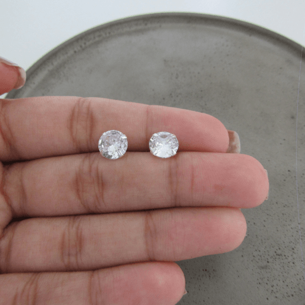 Brinco Zircônia Cristal Redonda De Tarraxa