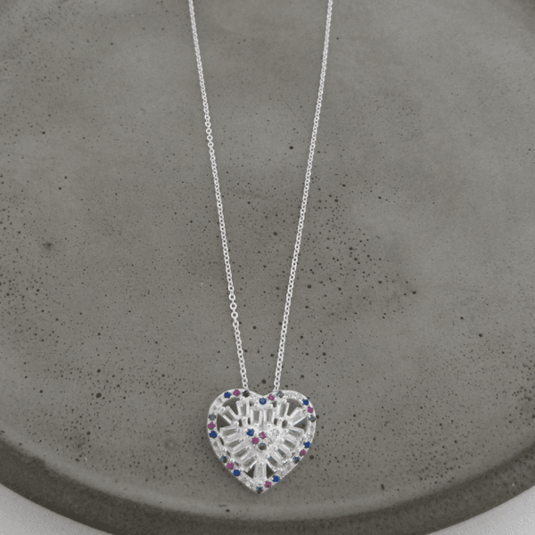 COLAR CORAÇÃO FILETES ZIRCÔNIA CRISTAL E BORDA COM ZIRCÔNIA COLORIDAS CORRENTE CARTIER