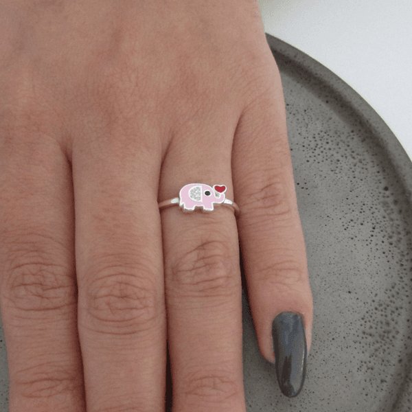 ANEL INFANTIL ELEFANTE RESINADO COR ROSA COM CORACAO VERMELHO