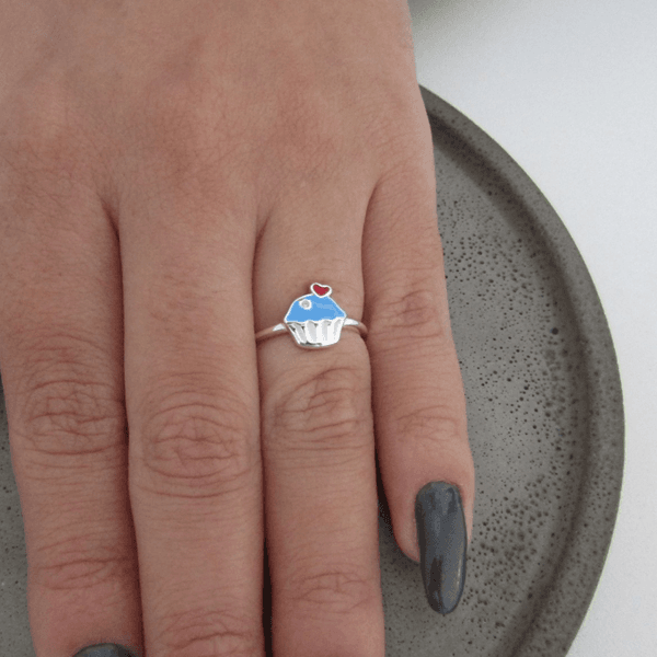 ANEL INFANTIL CUPCAKE RESINADO COR AZUL COM CORAÇÃO VERMELHO