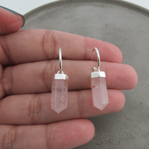 Argola 12mm Com Pedra Natural Quartzo Rosa Pendura