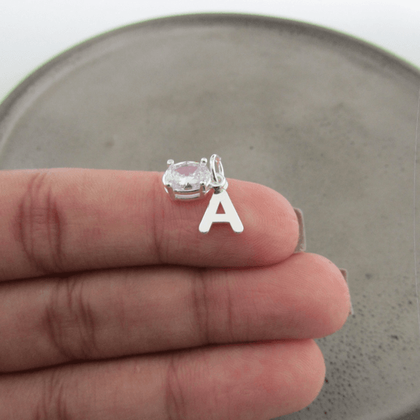 PINGENTE ZIRCÔNIA CRISTAL OVAL GALERIA E LETRA "A" LISA