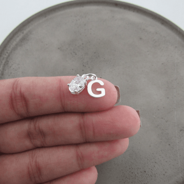 PINGENTE ZIRCÔNIA CRISTAL OVAL GALERIA E LETRA "G" LISA