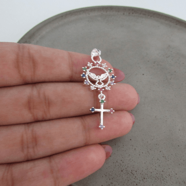 PINGENTE CIRCULO VAZADO COM ZIRCONIAS COLORS AO REDOR, ESPIRITO SANTO E CRUZ PENDURADA 38mm