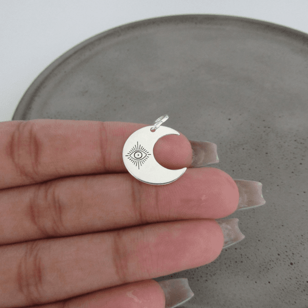 PINGENTE MEIA LUA COM OLHO GREGO E TRAÇOS LASER 17MM