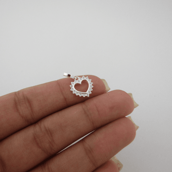 Berloque Coração Vazado Com Mini Zircônia
