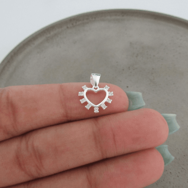 PINGENTE CORAÇÃO VAZADO COM MINI ZIRCÔNIAS QUADRADAS AO REDOR 