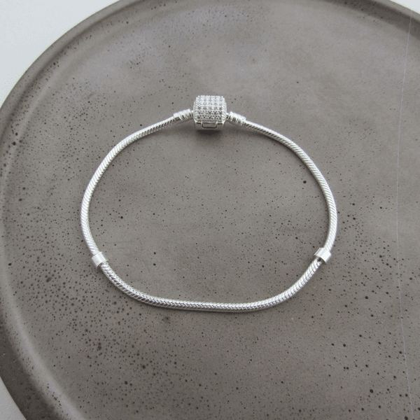 Pulseira Pandora Fio Rigido Fecho Oval Cravejado 20cm