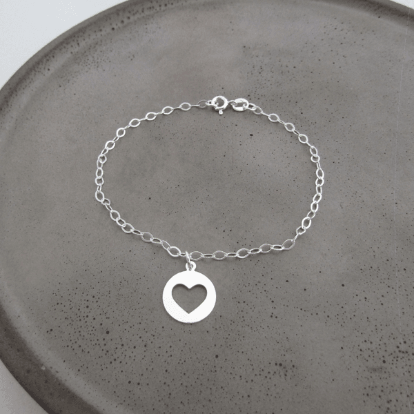 Pulseira Plaquinha Com Coração Vazado 