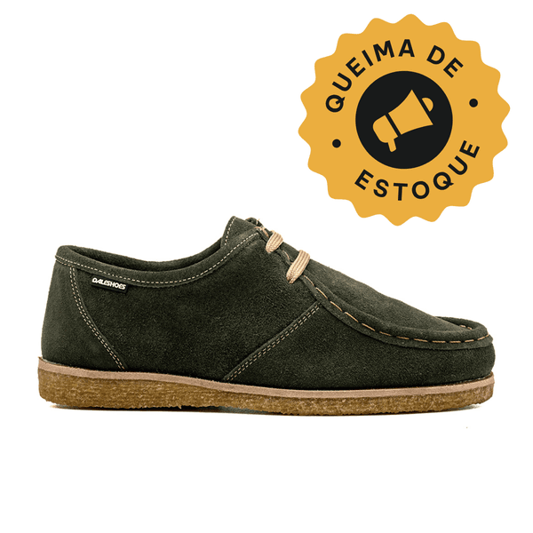 Sapato London Clássico Verde Musgo em couro, sola crepe em látex e palmilha anatômica.