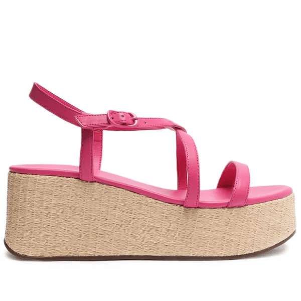 Sandália plataforma Anacapri rosa natural. O modelo tem salto médio flatform revestido em material natural e bico redondo. Traz tira sobre os dedos e duas tiras cruzadas no peito do pé, conectadas a uma tira que contorna o calcanhar, com fecho em fivela l