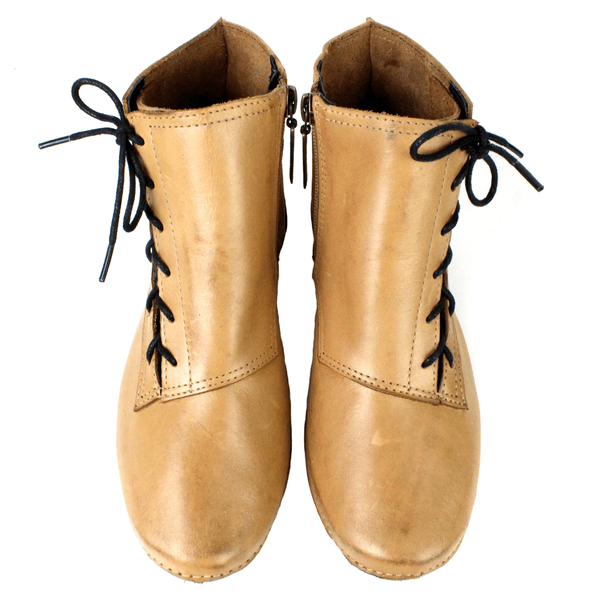 Bota Ortopédica Feminina em Couro Legítimo com Palmilha Gel - Caramelo - Sola Preta (AL035)