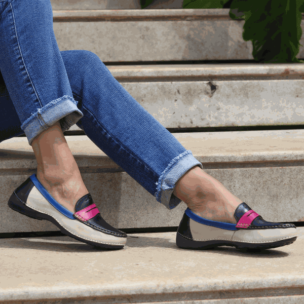 Mocassim Feminino em Couro Legítimo e Palmilha Gel - Off White/Preto/Royal/Violeta - Sola Preta (AL066) 36 OUTLET