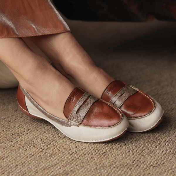 Mocassim Feminino em Couro Legítimo e Palmilha Gel - Off White/castanho/Bicolor Fendi - Sola Castanho (AL070) 