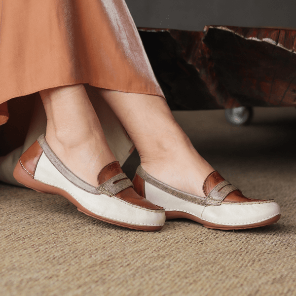 Mocassim Feminino em Couro Legítimo e Palmilha Gel - Off White/castanho/Bicolor Fendi - Sola Castanho (AL070) 