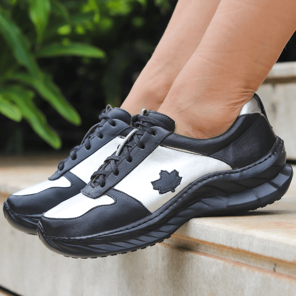Tênis Feminino em Couro Legítimo com Palmilha em Gel - Prata/Preto - Sola Preta (CAF001)