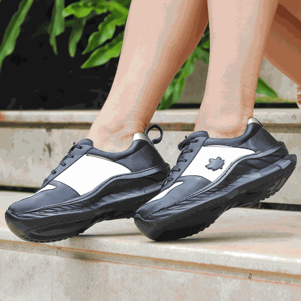 Tênis Feminino em Couro Legítimo com Palmilha em Gel - Prata/Preto - Sola Preta (CAF001)
