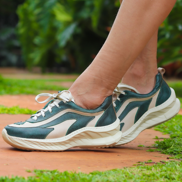 Tênis Feminino em Couro Legítimo com Palmilha em Gel - Off White/Bicolor Verde - Sola Off (CAF003)