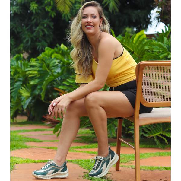 Tênis Feminino em Couro Legítimo com Palmilha em Gel - Off White/Bicolor Verde - Sola Off (CAF003)