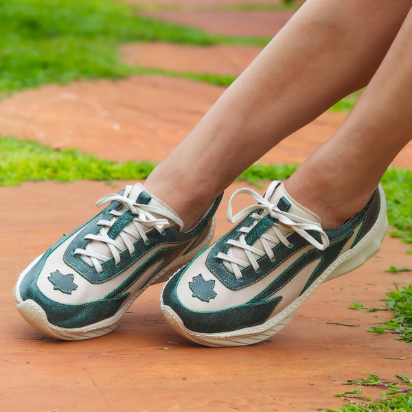 Tênis Feminino em Couro Legítimo com Palmilha em Gel - Off White/Bicolor Verde - Sola Off (CAF003)