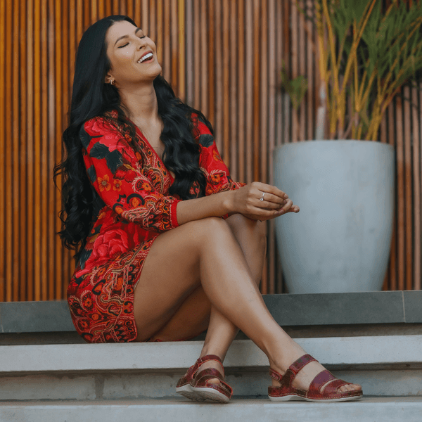 Sandália Bem-Estar Ortopédica em Couro Legítimo - Bicolor Vermelho - Sola Off (BE029)