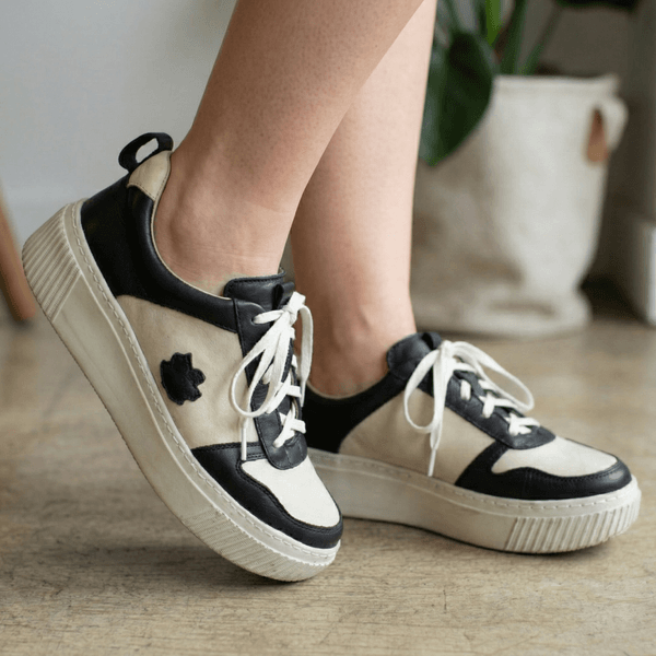 Tênis Feminino em Couro Legítimo com Palmilha em Gel - Off/ Preto - Sola Off (LEV001) 