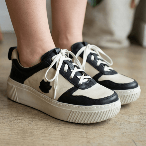 Tênis Feminino em Couro Legítimo com Palmilha em Gel - Off/ Preto - Sola Off (LEV001) 