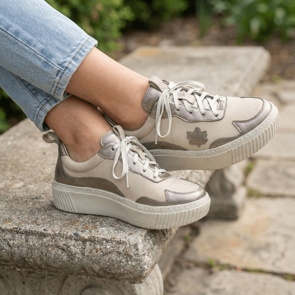 Tênis Feminino em Couro Legítimo com Palmilha em Gel - Off/ Onix - Sola Off (LEV002)