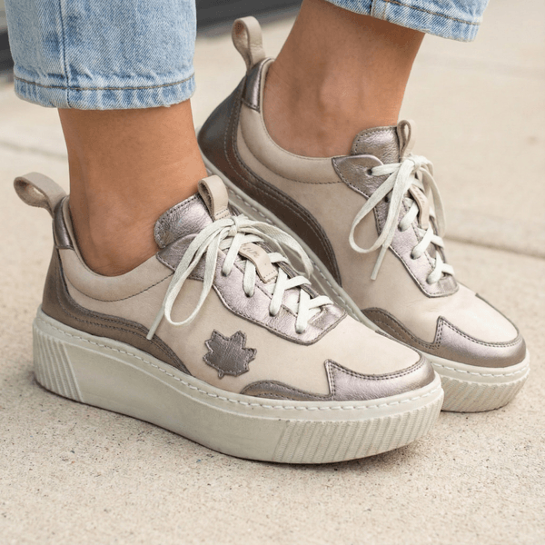 Tênis Feminino em Couro Legítimo com Palmilha em Gel - Off/ Onix - Sola Off (LEV002)