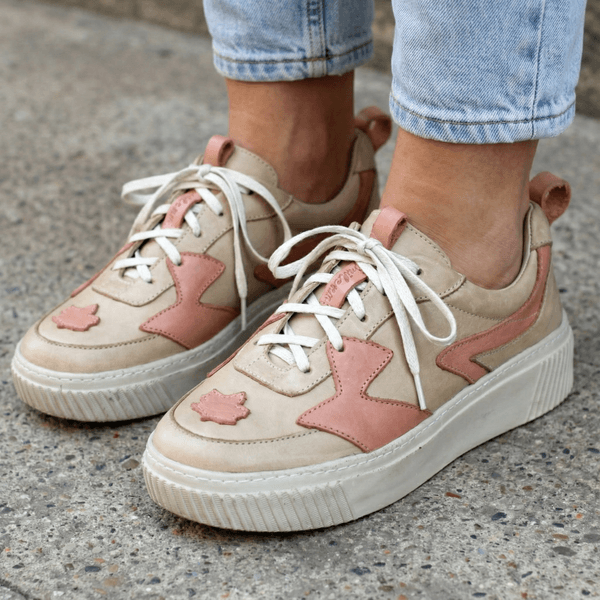 Tênis Feminino em Couro Legítimo com Palmilha em Gel - AREIA /SALMÃO - SOLA OFF (LEV005)