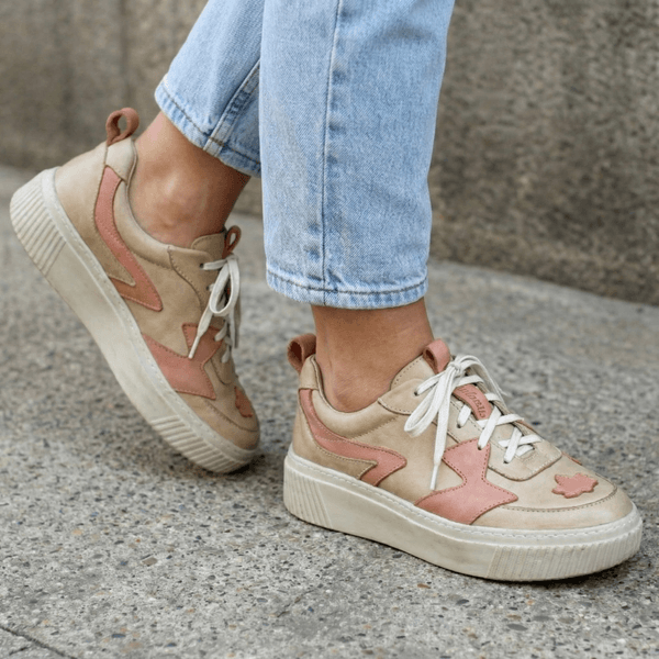 Tênis Feminino em Couro Legítimo com Palmilha em Gel - AREIA /SALMÃO - SOLA OFF (LEV005)