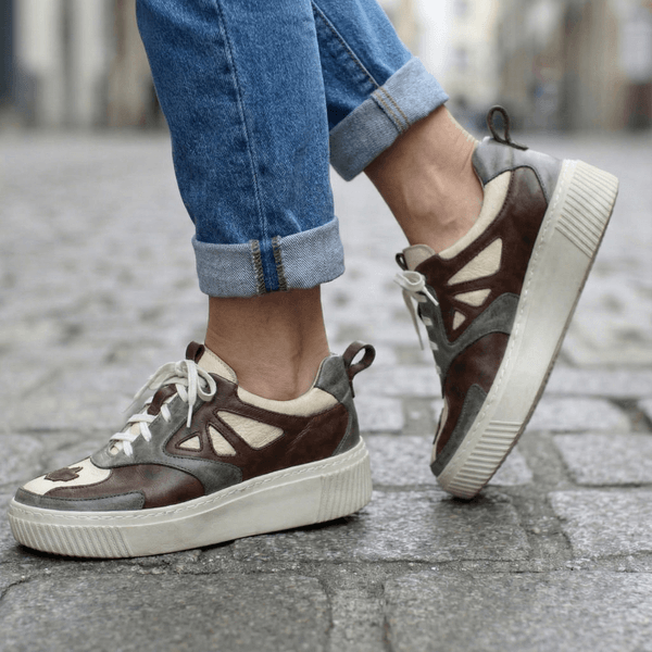 Tênis Feminino em Couro Legítimo com Palmilha em Gel - CAFÉ /GRAFITE /BICOLOR OFF - SOLA OFF (LEV006)