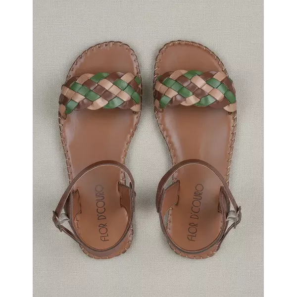 Sandália Rasteira em Couro Conhaque verde