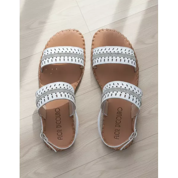 Sandália Rasteira em Couro Branco Strass