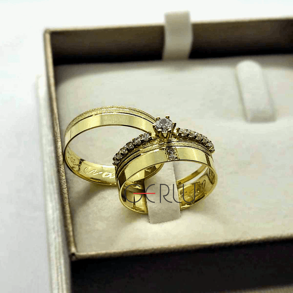 Par de Alianças Trabalhada Quadrada 5,5 mm em Ouro 18K