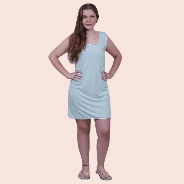 Camisola feminina sênior, com bordado, manga regata, decote redondo, comprimento na altura do joelho. Em tecido de PV (65% Poliéster e 35% Viscose). Na cor verde.