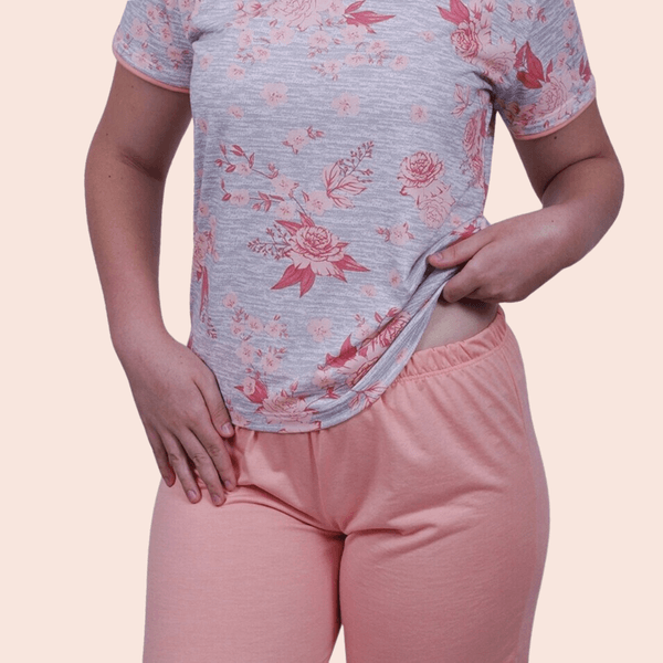 Pijama feminino, com manga curta, com bermuda acima do joelho. Em tecido de PV (67% poliéster e 33% viscose). Na cor salmão